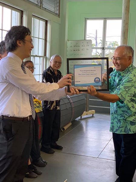 Rev. Tomioka accepts Blue Zones Project certificate